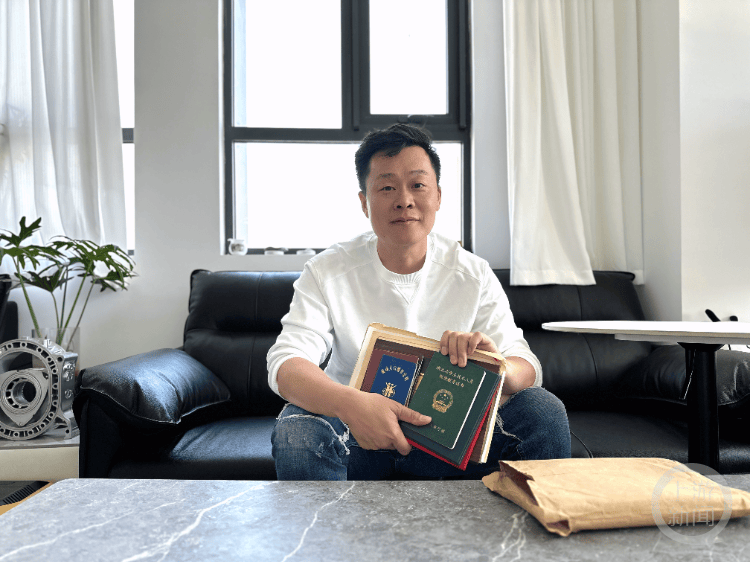 如何申请到皇冠信用網
_男子捡到他人遗失证件经历13次搬家一直保存如何申请到皇冠信用網
，18年后找到失主