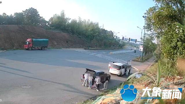 皇冠信用网出租足球
_暗访长沙地下代孕实验室：无牌车单日转运超10名女性进入